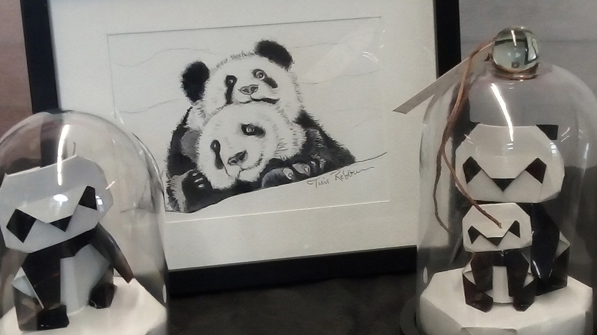 Zoom sur Origamis de Pandas sous cloche et croquis de Pandas