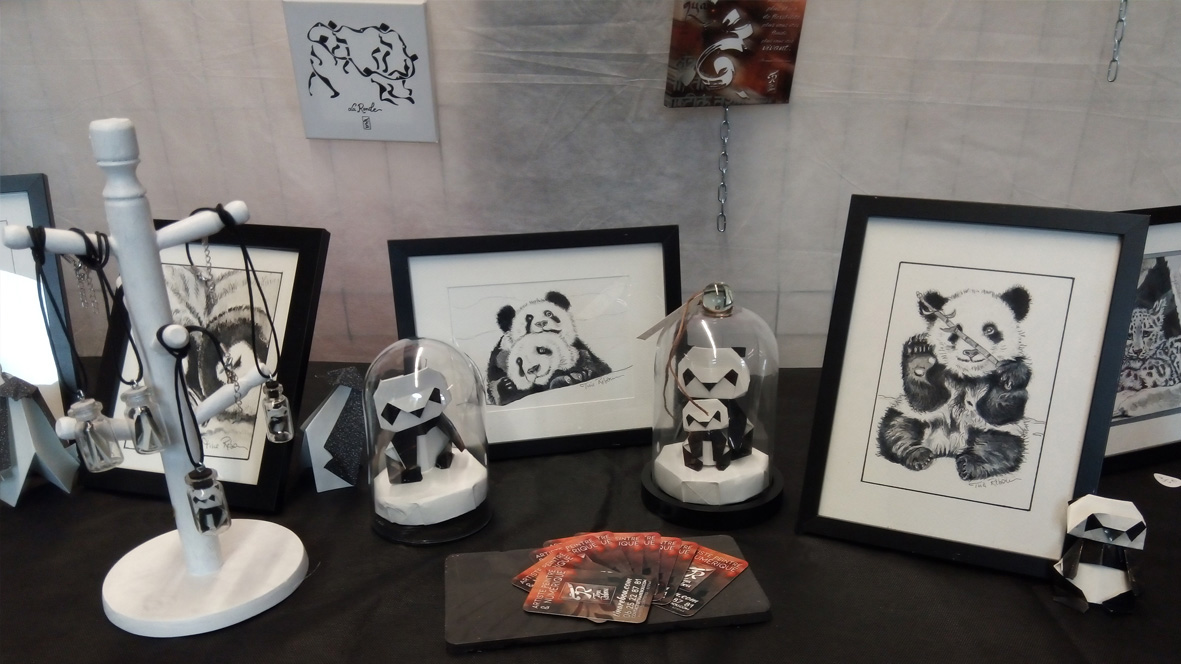 Ensemble origamis pandas sous cloche et pendentifs origami  et croquis aquarellés de pandas 