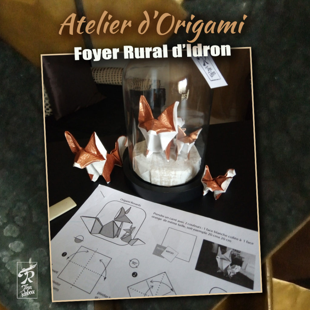 Renards en origami sous cloche en verre et support pédagogique.